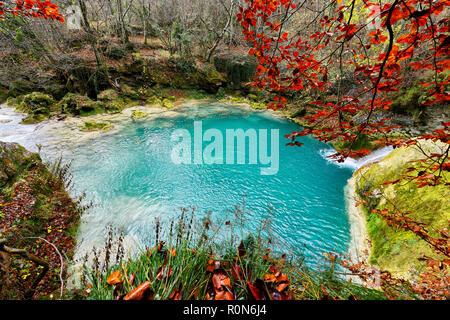 Türkisblaues Wasser in der Quelle der Urederra River Nationalpark Urbasa-Andia, Baquedano, Navarra, Spanien, Europa Stockfoto