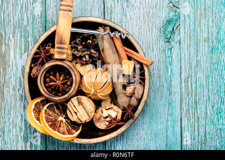 Zutaten für Glühwein auf hölzernen Hintergrund. Herbst trinken Glühwein Stockfoto