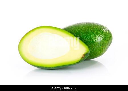 Scheiben der reife Avocado auf weißem Hintergrund Stockfoto