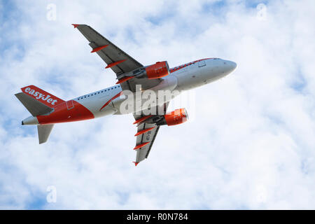 EasyJet Airbus auf take-off von der Liverpool John Lennon Airport Stockfoto