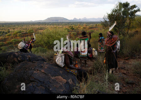 Frauen nehmen einen Rest auf einem Hügel nach mehreren Kilometern in Baringo County, Kenia, 1. Oktober 2018. Stockfoto