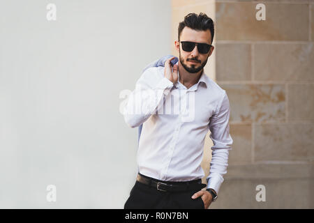 Portrait von eleganten und modischen Mann in Schwarz Sonnenbrille auf der Straße stellen Stockfoto