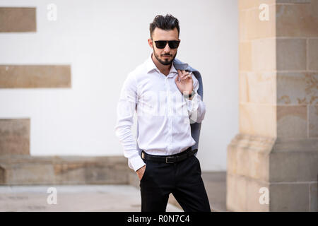 Portrait von eleganten und modischen Mann in Schwarz Sonnenbrille auf der Straße stellen Stockfoto