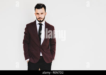 Schöne und elegante modische Mann oder Geschäftsmann auf einem weißen Hintergrund posiert Stockfoto