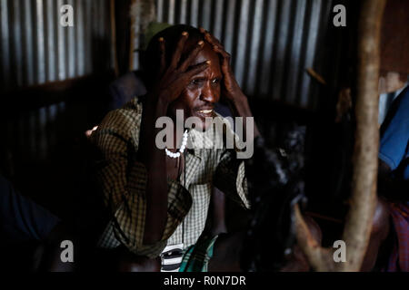 Männer zu Beginn der Zeremonie in einem pokot Gemeinschaft der Hirten in Baringo County, Kenia, 2. Oktober 2018 zu sozialisieren. Stockfoto