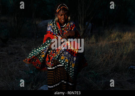 Eine Frau, die zu Beginn der Zeremonie in einem pokot Gemeinschaft der Hirten in Baringo County, Kenia, 2. Oktober 2018. Stockfoto