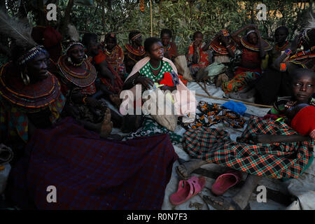 Die Frauen, die am Anfang einer Zeremonie in einem pokot Gemeinschaft der Hirten in Baringo County, Kenia, 2. Oktober 2018 zu sozialisieren. Stockfoto