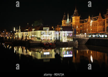 Fremdenverkehrsbüro und Hauptbahnhof in Amsterdam. Niederlande Stockfoto