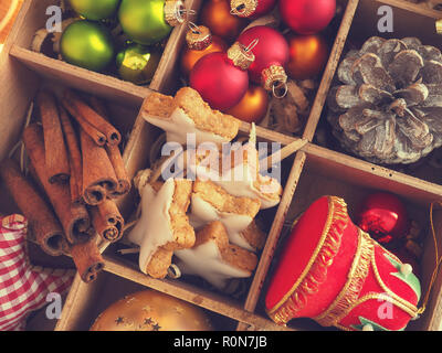 Bunte Weihnachten Dekoration Elemente in einer Holzbox, Nahaufnahme, Weitwinkelstellung, Ansicht von oben Stockfoto