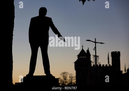 Statue in Cardiff von Aneurin Bevan, Gründer und Schöpfer des britischen National Health Service Stockfoto