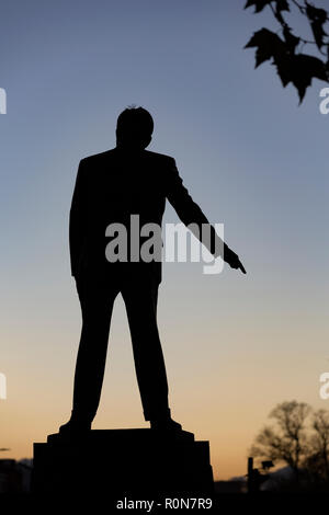 Statue in Cardiff von Aneurin Bevan, Gründer und Schöpfer des britischen National Health Service Stockfoto