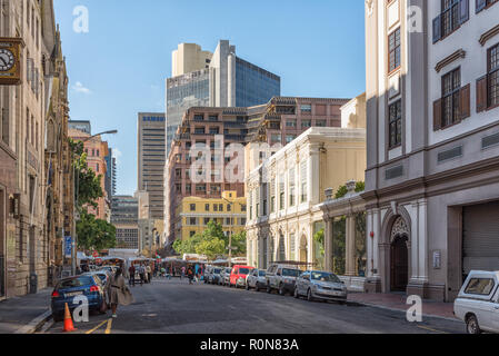 Kapstadt, Südafrika, 17. August 2018: Der Blick hinunter Burg Street in Richtung Greenmarket Square in Kapstadt in der Western Cape Provinz. Anbieter Abschaltdruck Stockfoto