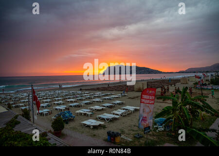ALANYA/TÜRKEI - September 30, 2018: einen wunderschönen Sonnenuntergang in Alanya Beach in der Türkei Stockfoto