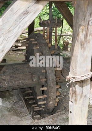 Holz- pin Zahnräder mit Laterne rad Reproduktion mittelalterliche Mühle in Guédelon Schloss, Treigny, Yonne, Burgund, Frankreich Stockfoto