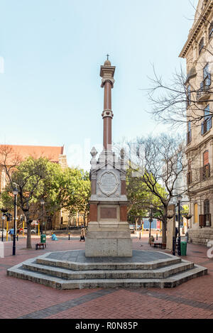 Kapstadt, Südafrika, 17. August 2018: Der Blick hinunter St Georges Street Mall in Richtung St Georges Cathedral in Kapstadt in der Western Cape Provinz. Stockfoto