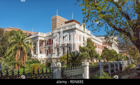 Kapstadt, Südafrika, 17. August 2018: Das Parlamentsgebäude in Kapstadt. Palmen sind sichtbar Stockfoto