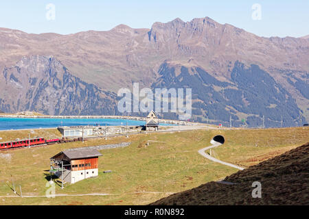 Fallboden, Jungfrau Region, Schweiz - Oktober 10, 2018: Zug, vorbei an Bahnhof und Fallboden Fallboden Fallbodensee (See), die Überschrift für die Top Stockfoto