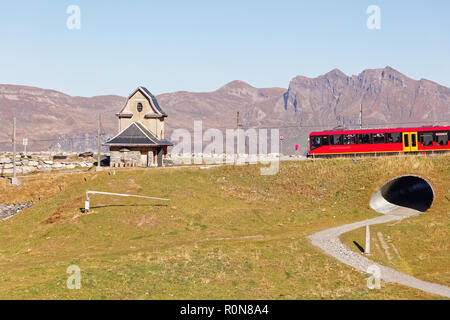 Fallboden, Jungfrau Region, Schweiz - Oktober 10, 2018: Zug, vorbei an Bahnhof und Fallboden Fallboden Fallbodensee (See), die Überschrift für die Top Stockfoto