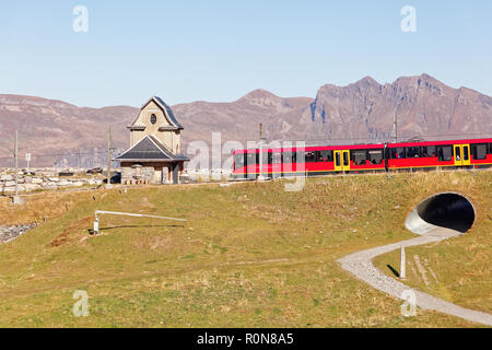 Fallboden, Jungfrau Region, Schweiz - Oktober 10, 2018: Zug, vorbei an Bahnhof und Fallboden Fallboden Fallbodensee (See), die Überschrift für die Top Stockfoto