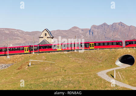 Fallboden, Jungfrau Region, Schweiz - Oktober 10, 2018: Zug, vorbei an Bahnhof und Fallboden Fallboden Fallbodensee (See), die Überschrift für die Top Stockfoto