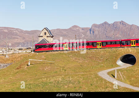 Fallboden, Jungfrau Region, Schweiz - Oktober 10, 2018: Zug, vorbei an Bahnhof und Fallboden Fallboden Fallbodensee (See), die Überschrift für die Top Stockfoto