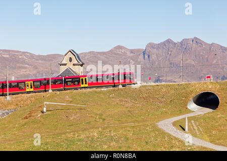 Fallboden, Jungfrau Region, Schweiz - Oktober 10, 2018: Zug, vorbei an Bahnhof und Fallboden Fallboden Fallbodensee (See), die Überschrift für die Top Stockfoto