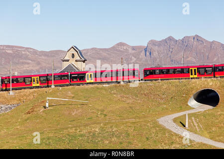 Fallboden, Jungfrau Region, Schweiz - Oktober 10, 2018: Zug, vorbei an Bahnhof und Fallboden Fallboden Fallbodensee (See), die Überschrift für die Top Stockfoto