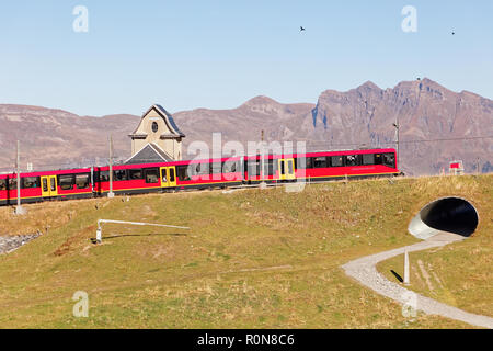 Fallboden, Jungfrau Region, Schweiz - Oktober 10, 2018: Zug, vorbei an Bahnhof und Fallboden Fallboden Fallbodensee (See), die Überschrift für die Top Stockfoto