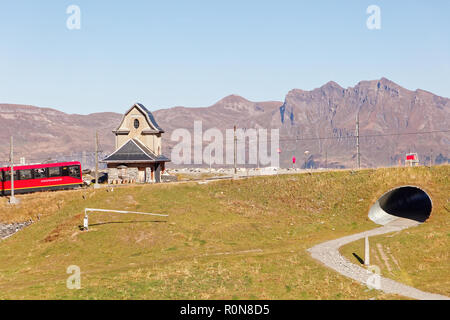 Fallboden, Jungfrau Region, Schweiz - Oktober 10, 2018: Zug, vorbei an Bahnhof und Fallboden Fallboden Fallbodensee (See), die Überschrift für die Top Stockfoto