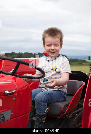 Junge auf vintage Traktor bei Ardarden Garten Center und Hofladen durch Helensburgh Stockfoto