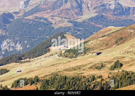 Zug von der Kleinen Scheidegg Richtung station Wengernalp; Blick von Fallboden Fallbodensee (See) am Fallboden, Jungfrau Region, Schweiz Stockfoto