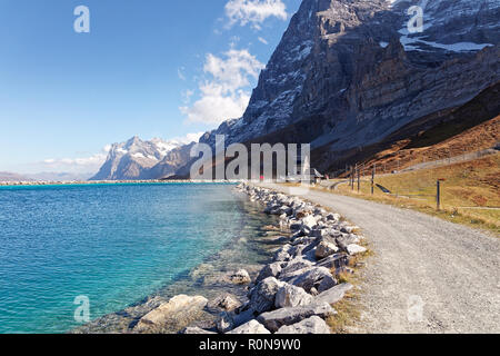 Blick auf die Eigernordwand (Eiger Nordwand) und Wetterhorn massiv aus Fallboden station und Fallboden Fallbodensee (See) - Fallboden, Jungfrau Region, S Stockfoto