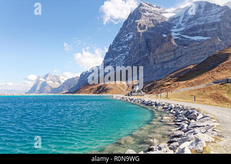 Blick auf die Eigernordwand (Eiger Nordwand) und Wetterhorn massiv aus Fallboden station und Fallboden Fallbodensee (See) - Fallboden, Jungfrau Region, S Stockfoto