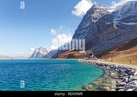 Blick auf die Eigernordwand (Eiger Nordwand) und Wetterhorn massiv aus Fallboden station und Fallboden Fallbodensee (See) - Fallboden, Jungfrau Region, S Stockfoto