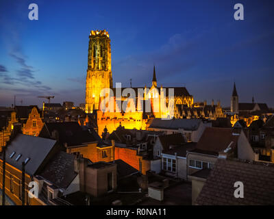 Panoramablick über die beleuchtete Altstadt von Mechelen und des Heiligen Rumbold Kathedrale am frühen Abend, Belgien Stockfoto