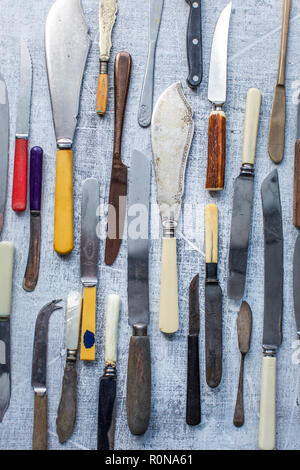 Viele vintage Messer als Muster auf eine strukturierte grau Brett Stockfoto