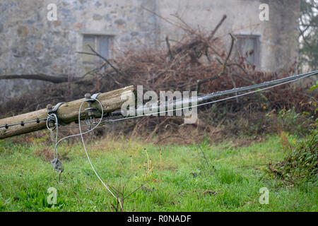 Telefonleitungen nach Stürme und starke Winde in den gefallenen Holz- telegraphenmast führt. Ländliche Italien. Stockfoto
