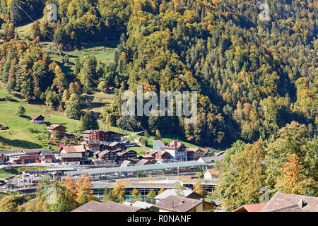 Anzeigen von Lauterbrunnen Terminal mit Bahnhof und die Seilbahn für Grütschalp (Gruetschalp) aus Richtung Kleine Scheidegg, Jungfrau Region Stockfoto