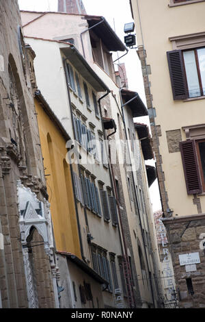 Blick entlang einer engen Straße in Florenz, Italien, Europa Stockfoto