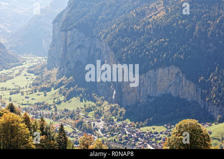 Ansicht der Staubbachfall Wasserfall aus Richtung Kleine Scheidegg, Jungfrau Region, Schweiz Stockfoto