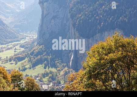 Ansicht der Staubbachfall Wasserfall aus Richtung Kleine Scheidegg, Jungfrau Region, Schweiz Stockfoto