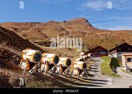 Schneekanonen bereit für den Winter auf der Kleinen Scheidegg Bahnhof, Jungfrau Region, Schweiz Stockfoto