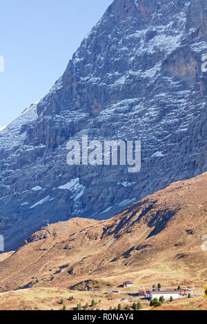 Blick auf die berüchtigte Eigernordwand (Eiger Nordwand) von Kleine Scheidegg Bahnhof - Kleine Scheidegg, Jungfrau Region, Schweiz Stockfoto