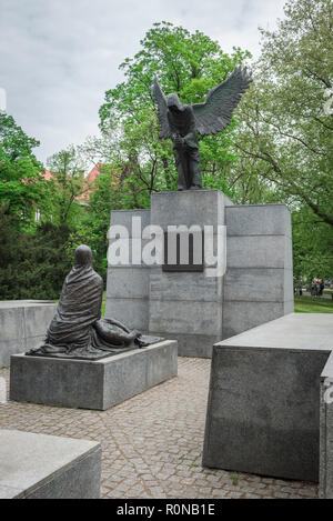 Breslau war Memorial, mit Blick auf das Denkmal für die Opfer der Massaker von Katyn im Park Stowackiego (slowackiego), Wroclaw, Polen. Stockfoto