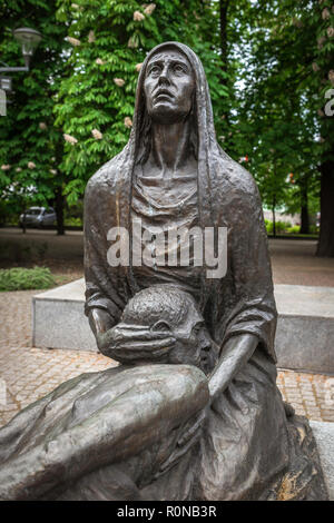 War Memorial Polen, Skulptur eines Trauernden polnische Frau, die Teil des Denkmals für die Opfer der Massaker von Katyn in einem Park in Wroclaw, Polen. Stockfoto