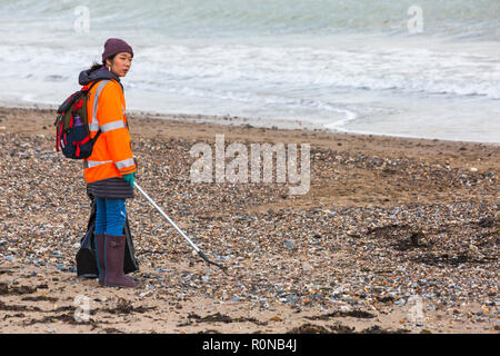 Wessex Water Freiwilligen tun Strand in Swanage Strand sauber, Dorset Großbritannien im November Stockfoto