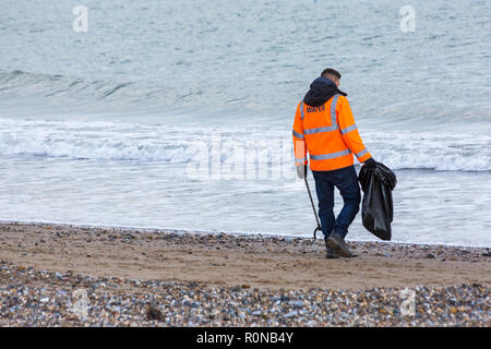 Wessex Water Freiwilligen tun Strand in Swanage Strand sauber, Dorset Großbritannien im November Stockfoto