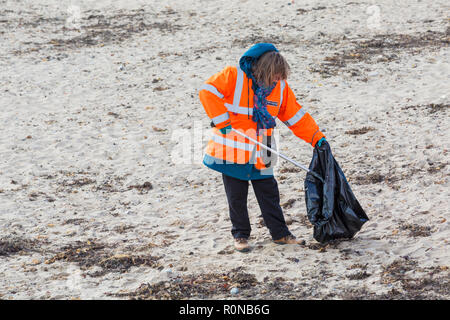 Wessex Water Freiwilligen tun Strand in Swanage Strand sauber, Dorset Großbritannien im November Stockfoto