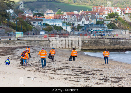 Wessex Water Freiwilligen tun Strand in Swanage Strand sauber, Dorset Großbritannien im November Stockfoto