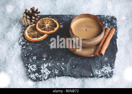 Espresso Tasse mit Winter Dekoration auf Schnee Stockfoto